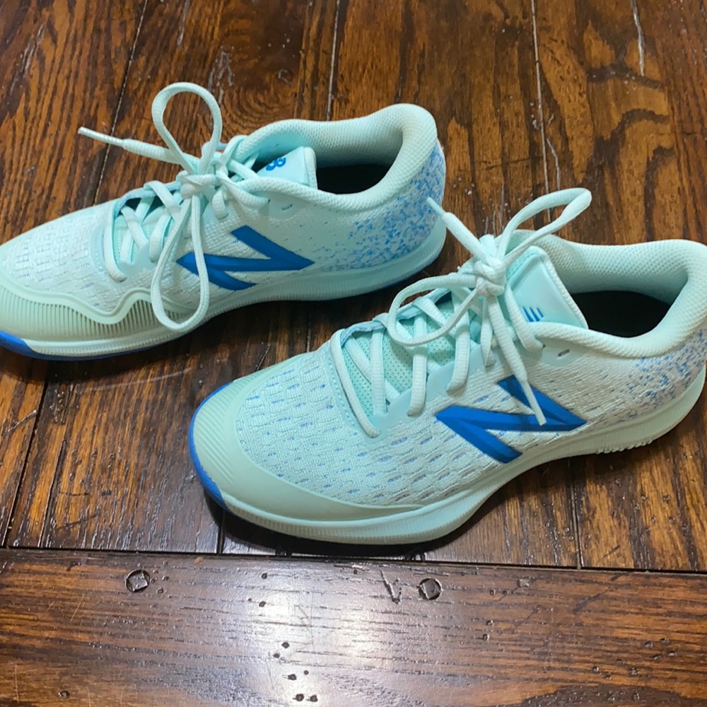 Tennis shoes